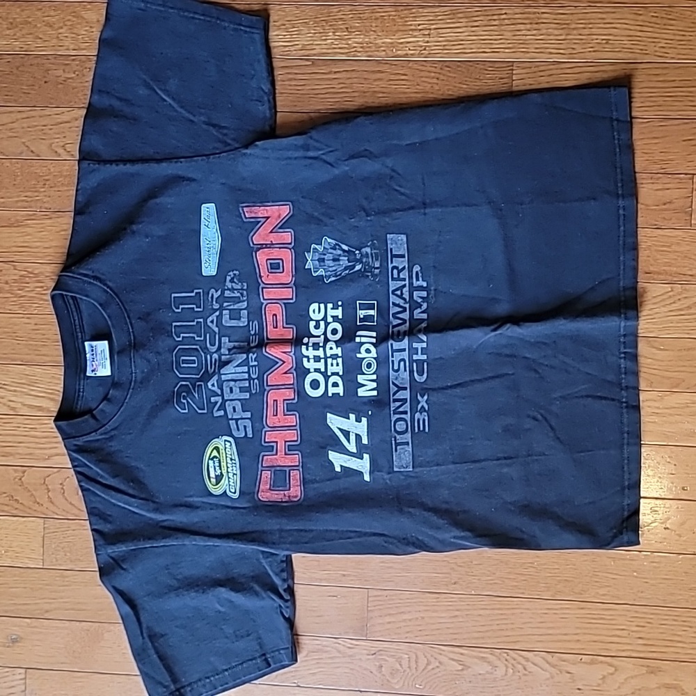 Chase Authentics Tony Stewart 2011 Sprint Cup Champion Nascar tshirt Size Medium
